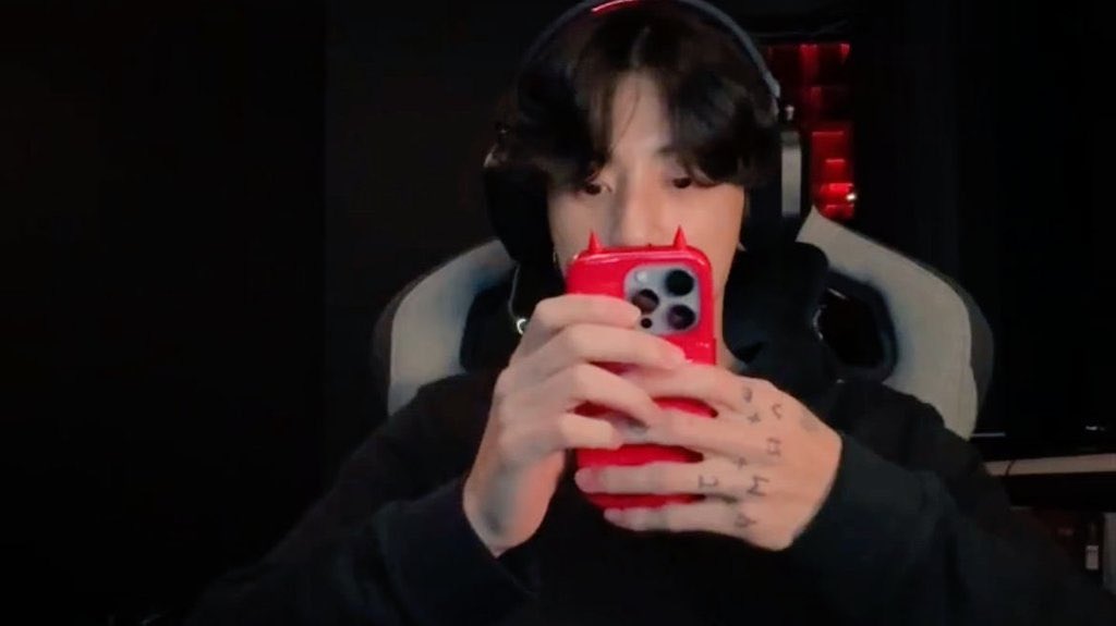 junmkook's tweet image. Kancho journey, finding Ian, a rooftop mukbang, 6-hours game sessions, late night karaoke, I’ve done it all. Gonna take a bit of a rest for a few days and maybe I’ll comeback to be your “Gamer Oppa” again. 🎮