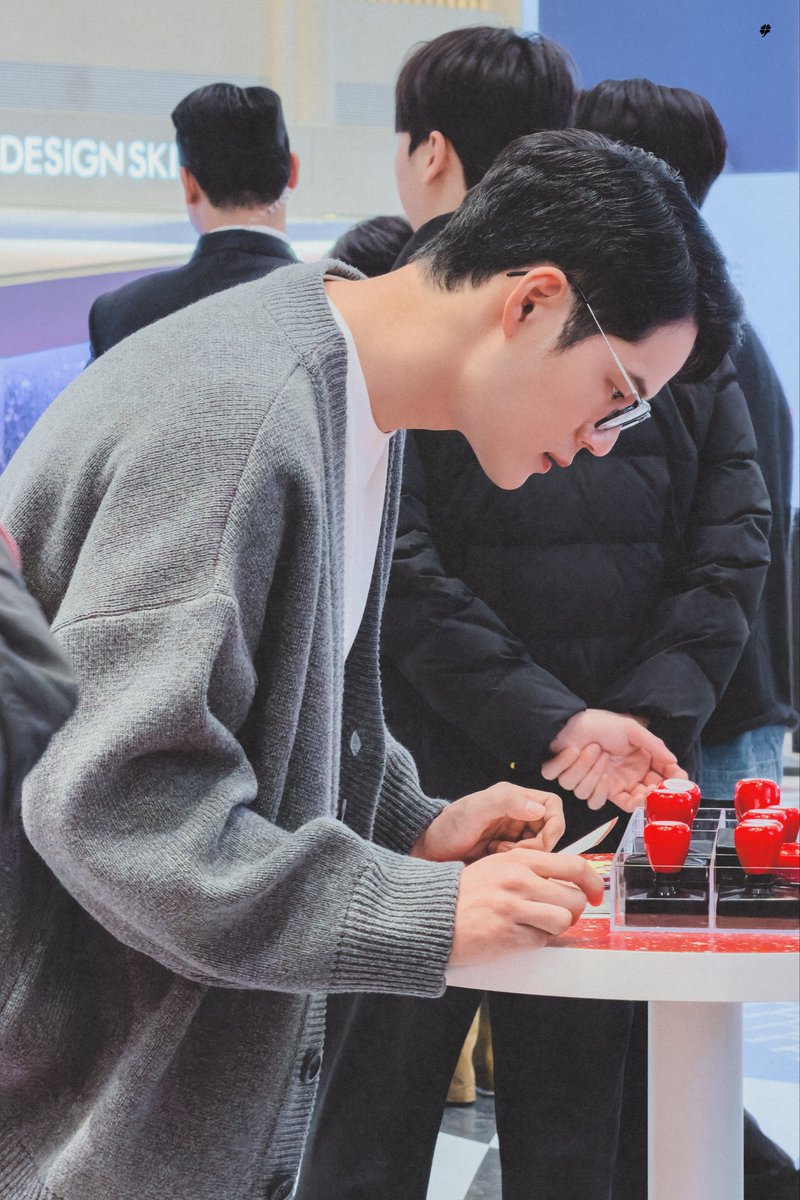 2025년 11월 6일 
<씨뮤 산타즈의 선물공장> 팝업스토어 

#서경수 • 𝐋𝐎𝐋𝐀
 — 도장 선택을 고뇌하는 디자이너 롤라