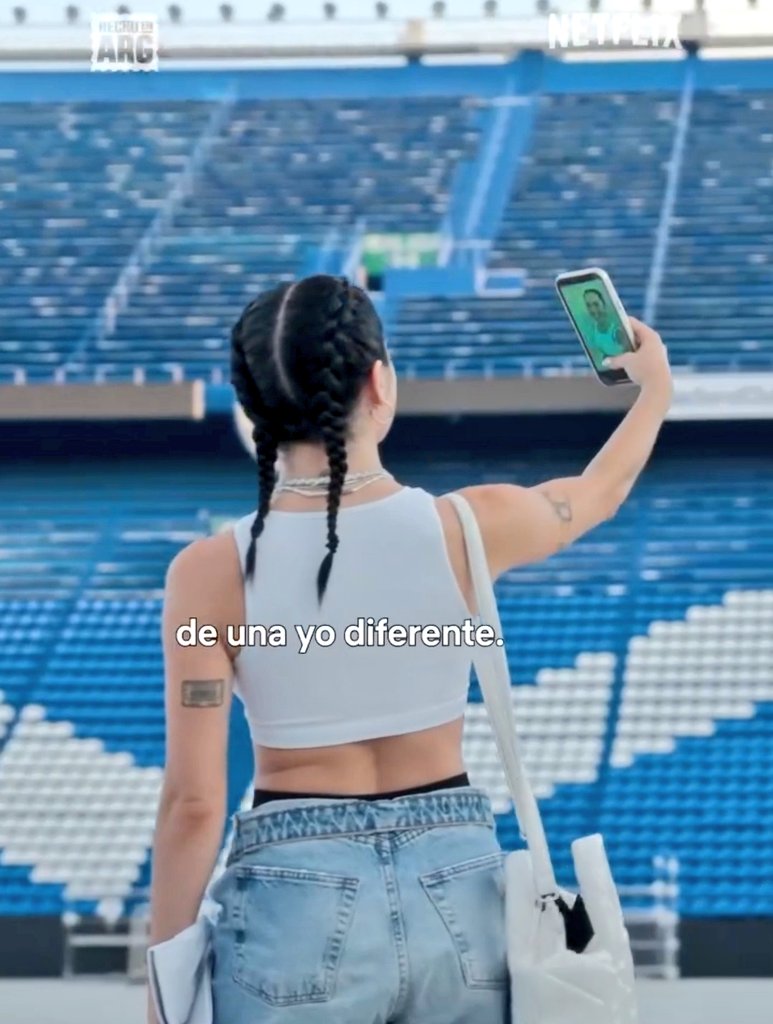 Ella tan chiquita parada en el medio del Vélez y con esa sonrisa viéndose tan ENORME 🥹❤️‍🩹