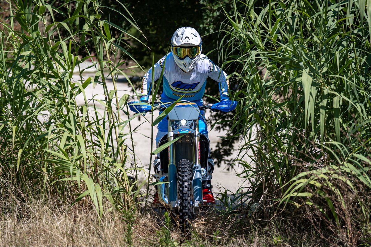 アクセルを開ければ、あのエンジン音が胸を打つ。
その高鳴りが、ライダーの背中を押す。

#TMMotoJapan #TMMoto #CraftedToRide #Enduro