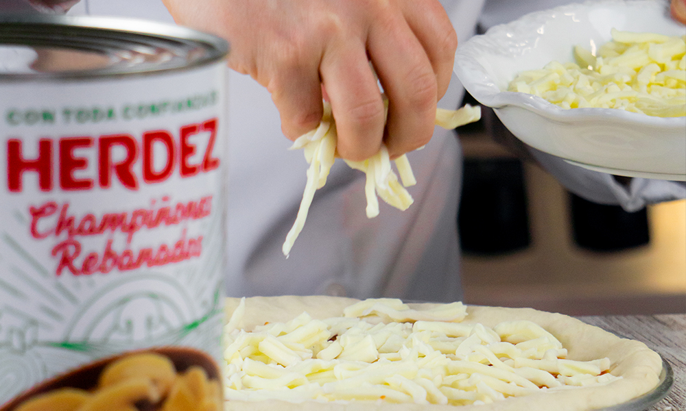 Miles de manos hacen posible que cada servicio salga adelante. En Herdez Food Service seguimos acompañando ese esfuerzo día con día.

¡Conócenos! herdezfoodservice.com.mx/contacto