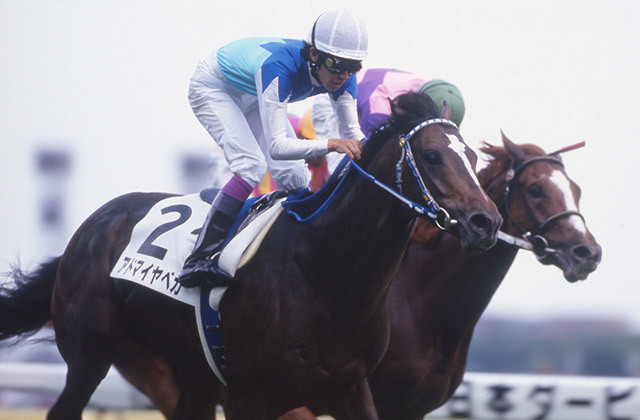 #アドマイヤベガ は1998年の11月7日にデビューしました。父にサンデーサイレンス、母に二冠牝馬ベガを持つ超良血馬は注目の初陣で1位入線から降着となるも、2戦目には未勝利戦ではなく500万下（現1勝クラス）のエリカ賞を選んで勝ち上がり、ダービー馬へと飛躍していきました。