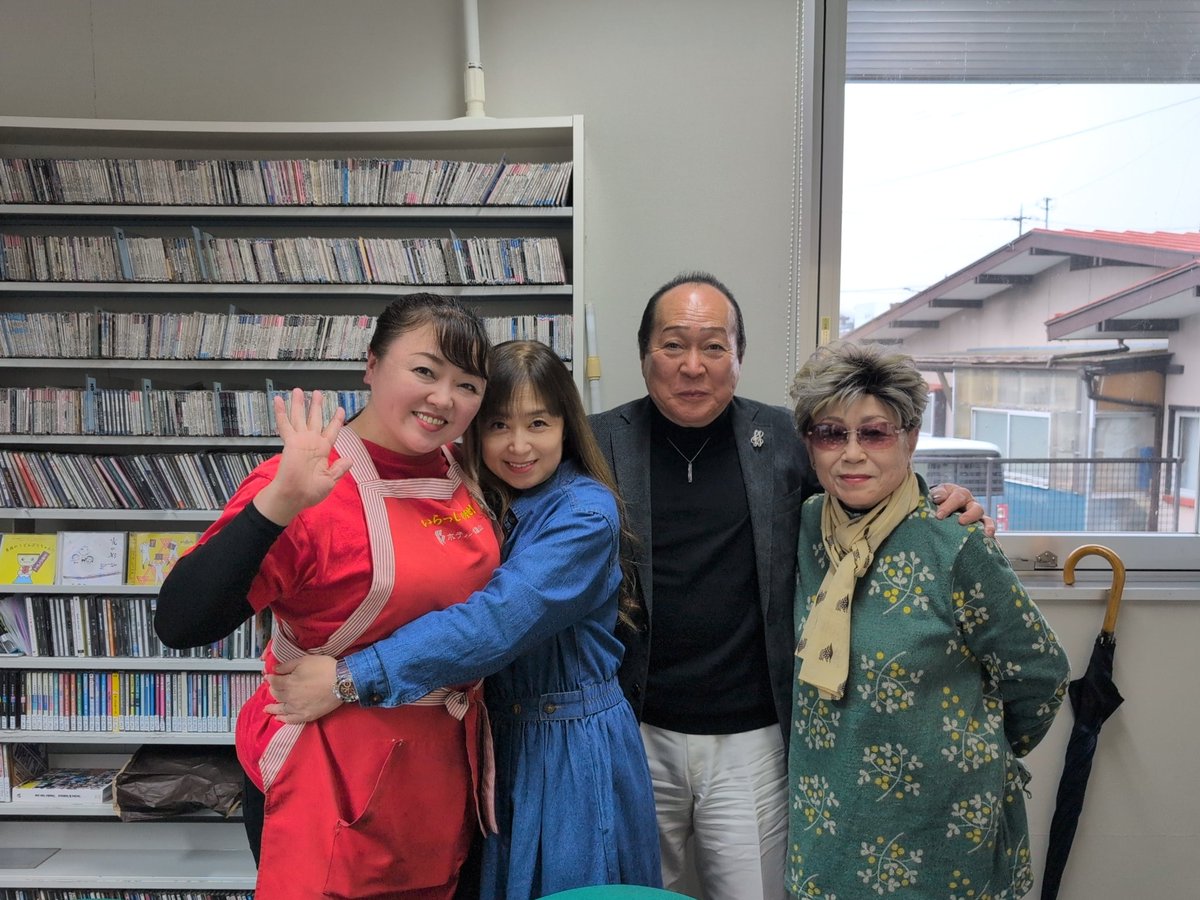 datemeguminmin's tweet photo. 先日のエフエムふじごこのラジオ収録、「幸子とめぐみの演歌こころにしみます」のゲスト、島雅也さん！友人の夏海ありさちゃんのご紹介です
#エフエムふじごこ 
#幸子とめぐみの演歌こころにしみます
#松吉幸子 
#伊達めぐみ
#エプロン歌手
#島雅也
#夏海ありさ 
#ゲスト 
#富士吉田市
#やまなし大使 https://t.co/oMzSpw7CED