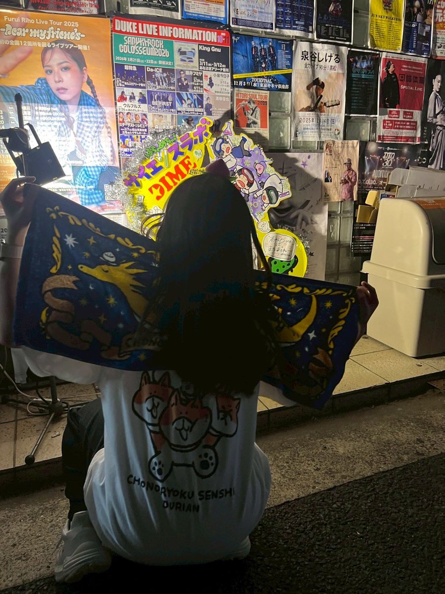 hiroi_dek0's tweet photo. 先行でチケット取ったけど授業終わりに岡山⇒高松だったから開場30分後に入場…だけど高松DIME1番後ろでも良く見えた！めちゃめちゃ楽しかった！！！桃のカチューシャ仲間おらんかった🍑
#超能力戦士ドリアン
#はちゃめちゃサイエンスラボ https://t.co/zPHkeqtOaH