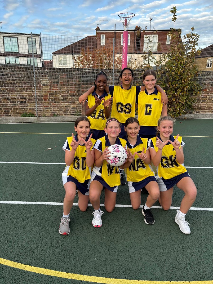 stcatherinessch's tweet image. DOUBLE VICTORY vs Kew House on 4 November 🎉
Excellent progress in match play! 👏

U12 A: Strong 9-3 win🏐
U12 B: Dominant 16-0 🎯

⭐ Players of the Games: A Team: Abigail W and B Team: Alice S
#SCSdeedsnotwords #SCSgirlseducation #SCSNetball #SchoolSport #TeamGoals #U12Netball