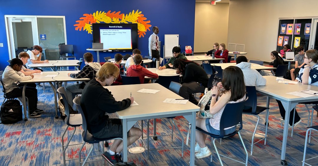 USCUpstate's tweet image. Dr. Odhiambo from the College of Arts, Humanities &amp;amp; Social Sciences recently led a Sociology FLEX session — the first in a series exploring Career Cluster Fields through Nov. This initiative is supported by James F. Byrnes High School.

#USCUpstate  #Faculty #Sociology