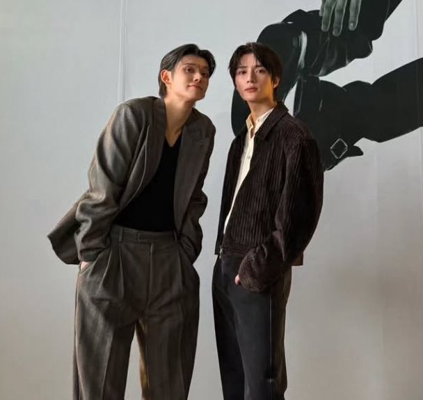 너무 붙어있다;