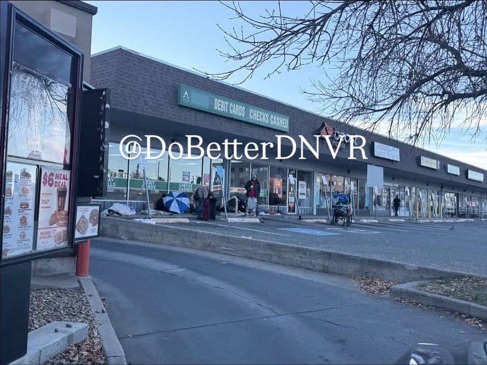dobetterdnvr's tweet image. 4th &amp;amp; Broadway / Lincoln. Small camps and groups of drug loiterers are popping up on the Broadway corridor. Isn’t this an encampment resolution zone? why are you allowing this @mikejohnstonco? #denver #visitdenver #broadway
