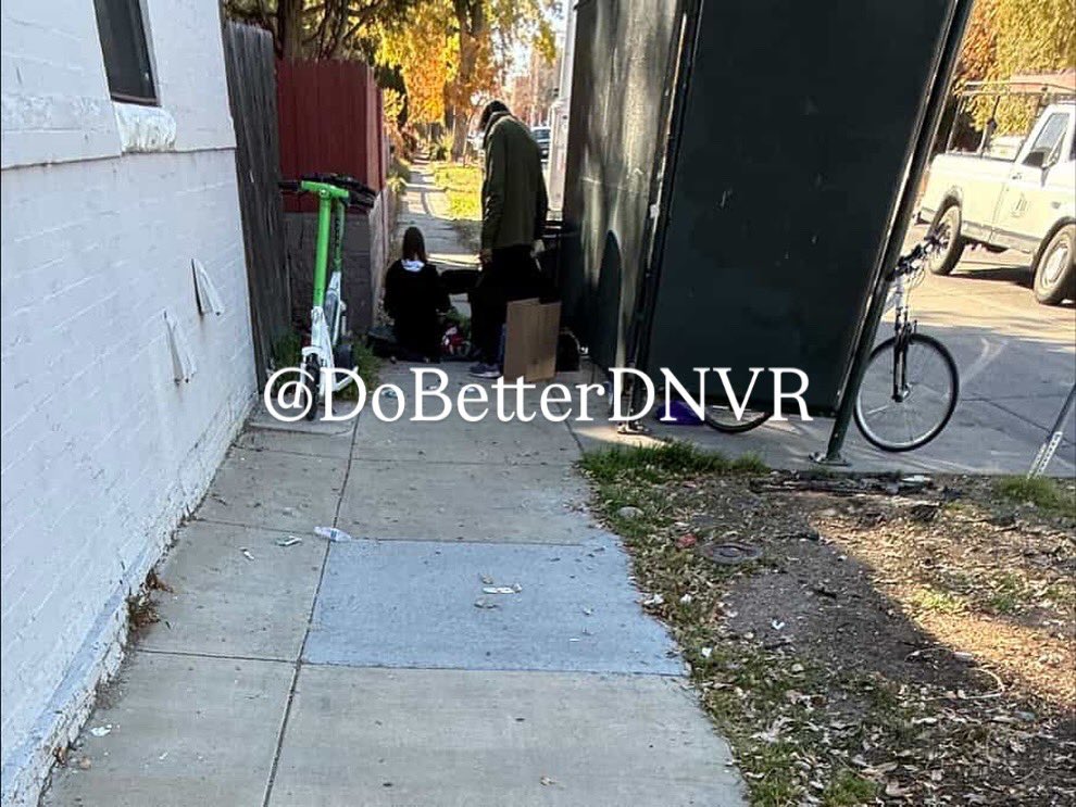 dobetterdnvr's tweet image. 4th &amp;amp; Broadway / Lincoln. Small camps and groups of drug loiterers are popping up on the Broadway corridor. Isn’t this an encampment resolution zone? why are you allowing this @mikejohnstonco? #denver #visitdenver #broadway