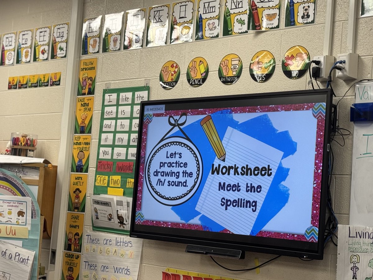 DrSDHoward's tweet image. Kindergarten at ⁦@DeZavalaEagles⁩ in Mrs. Vallarta’s class. They even “kissed their little brains” when the whole class mastered their vowel sounds! #StudentExperience in ⁦@Midland_ISD⁩