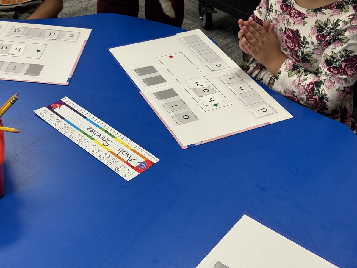 DrSDHoward's tweet image. Kindergarten at ⁦@DeZavalaEagles⁩ in Mrs. Vallarta’s class. They even “kissed their little brains” when the whole class mastered their vowel sounds! #StudentExperience in ⁦@Midland_ISD⁩