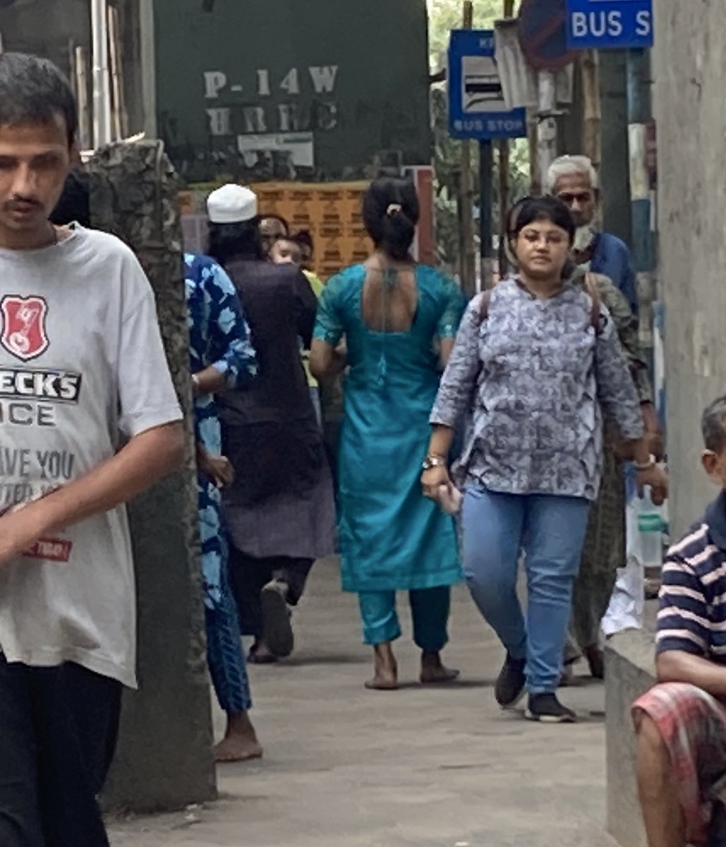 ビクトリア記念堂近く の路上にいた数人の女性。通りかかった男性の顔をいきなり撫で回したりしてたけど、一体なんでしょう？「あなたの幸運を祈ります」のたぐい？あたりには怪しい広告もベタベタあったけど…。