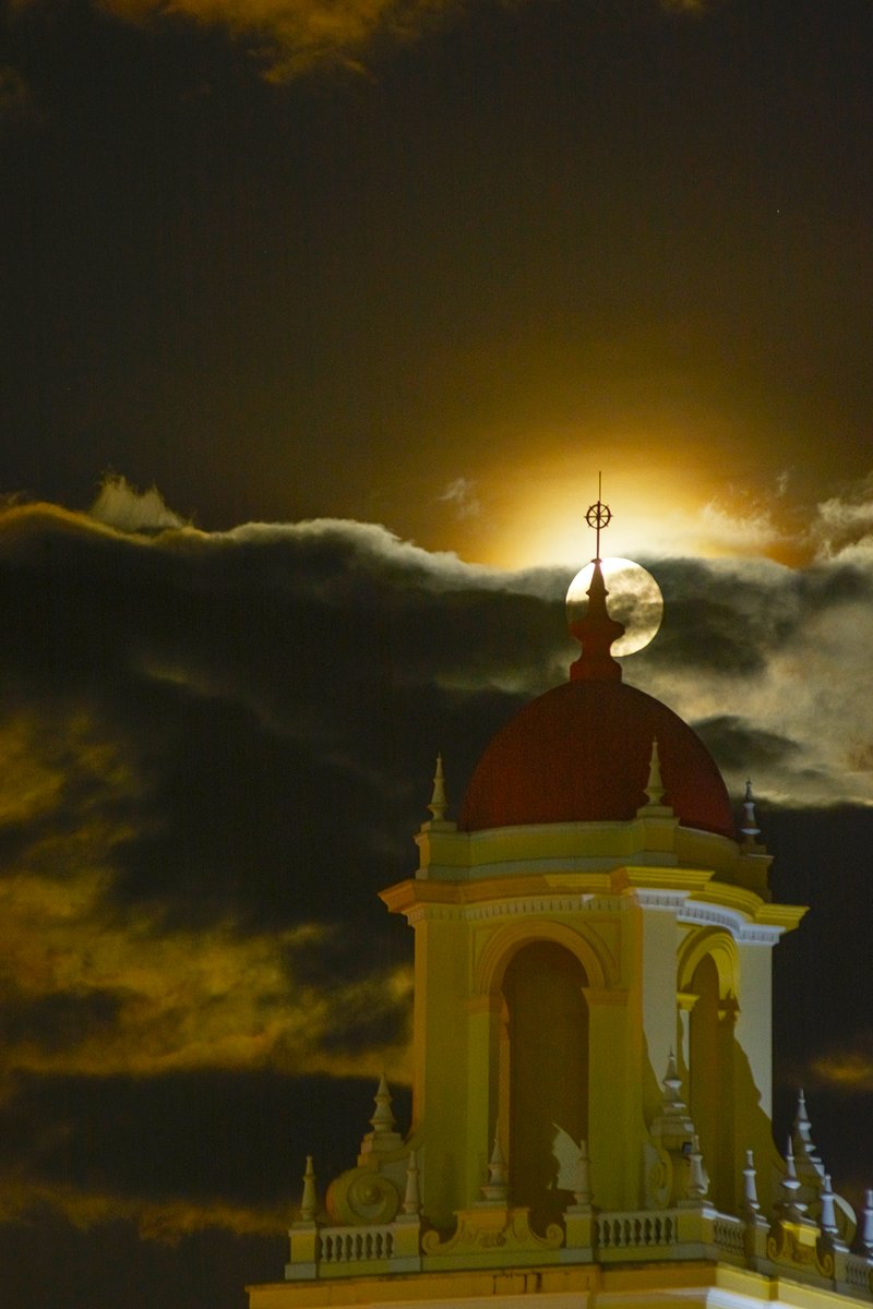 hjones54's tweet photo. Noche de luna llena en Sto Domingo de Heredia, con unas muy oportunas nubes... https://t.co/9SqZJoqLIi