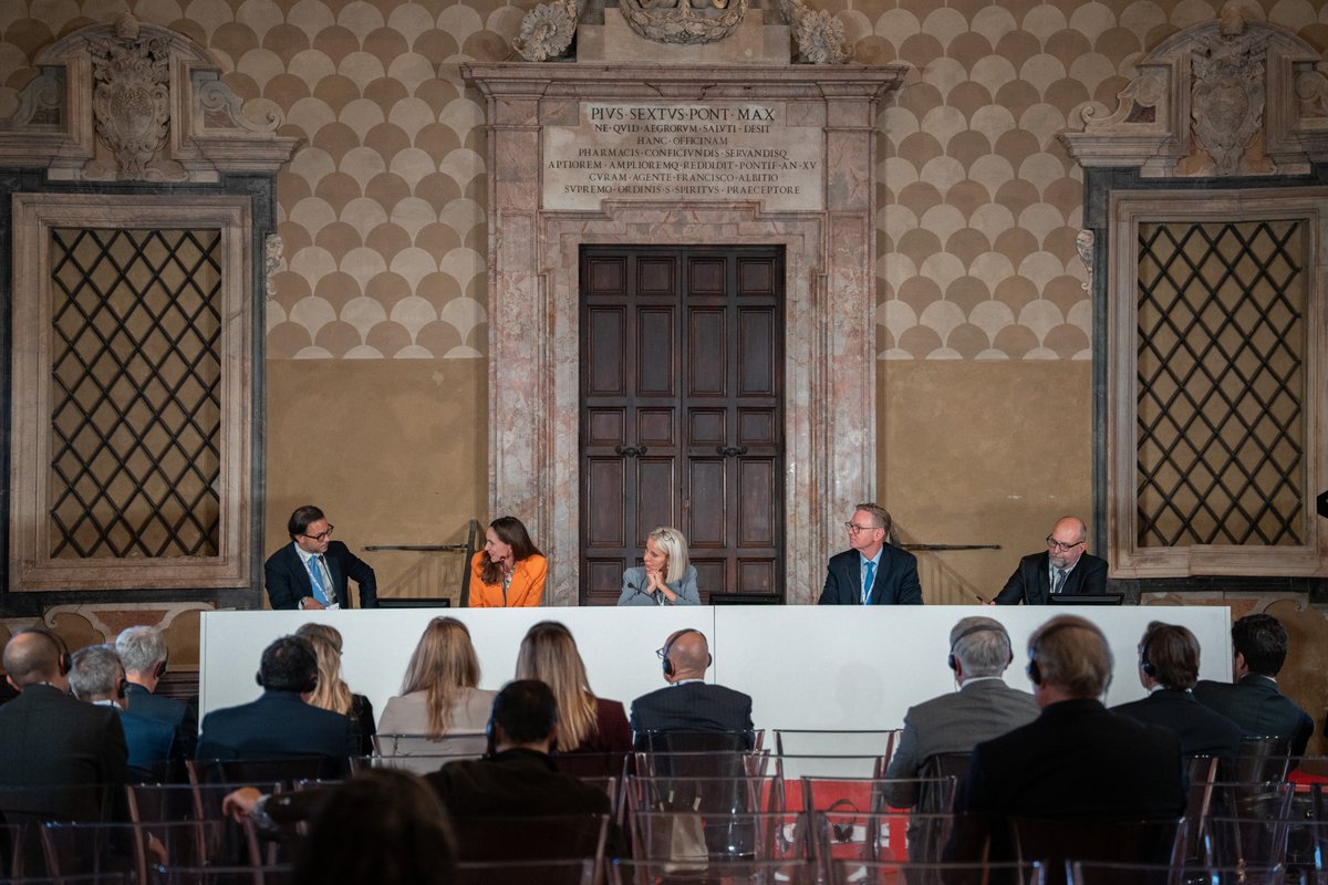 ConfindustriaEU's tweet image. 🇩🇪🇮🇹🇫🇷 After the 7th #Trilateralmeeting in Rome,@Der_BDI @Confindustria &amp;amp; @medef urge the 🇪🇺 to act against industrial decline. 

6⃣ key priorities: #simplification, #techneutrality, #techsovereignty, #MFF, #lifesciences, #defence.

🔗Joint statement ➡️ shorturl.at/1MzZ6