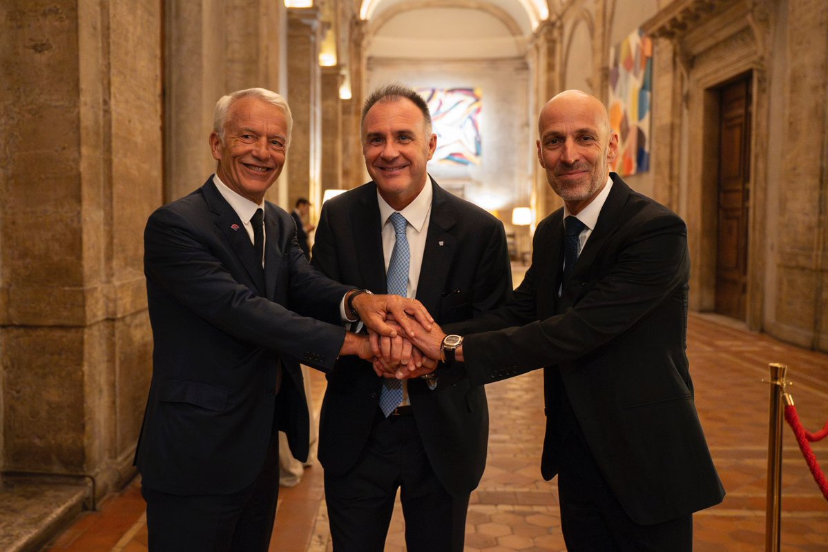 ConfindustriaEU's tweet image. 🇩🇪🇮🇹🇫🇷 After the 7th #Trilateralmeeting in Rome,@Der_BDI @Confindustria &amp;amp; @medef urge the 🇪🇺 to act against industrial decline. 

6⃣ key priorities: #simplification, #techneutrality, #techsovereignty, #MFF, #lifesciences, #defence.

🔗Joint statement ➡️ shorturl.at/1MzZ6