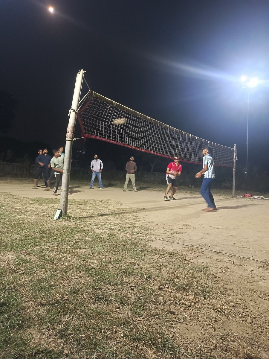 आज 4-5 महीनों के बाद अपने प्यार शूटिंग वॉलीबाल में हाथ आजमाने का मौका मिला, लेकिन ऐसी फीलिंग आई कि नए नए लड़के कितना आगे निकल गए। बिल्कुल स्कोरिंग नहीं हो पाई लास्ट में बाहर बैठना ही उचित समझा। पर खुद पर यही है सिर्फ कुछ दिन की प्रैक्टिस और वापिस वही गेम दिखाई देगा अपना।