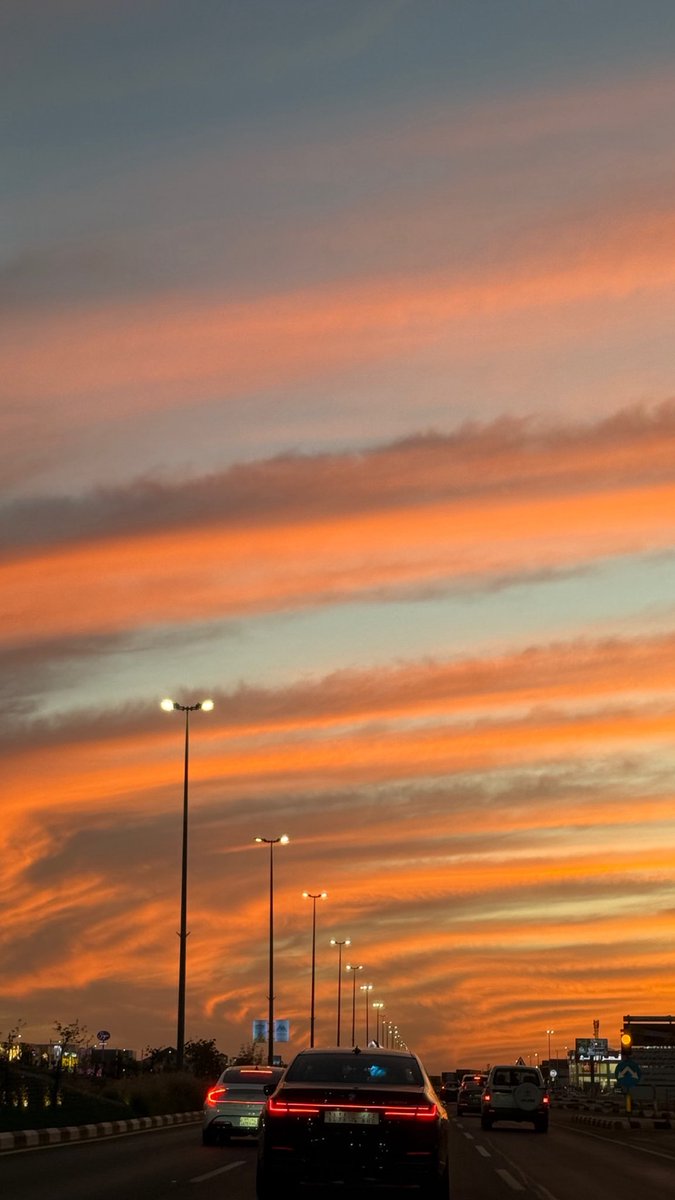 سماء حائل اليوم وقت الغروب لوحة تنطق جمالاً وتثير الدهشة.