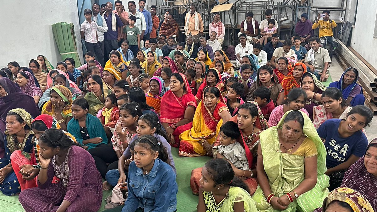 आज अपने विधानसभा क्षेत्र के रायगढ़  विकासखंड अंतर्गत ग्राम नावापारा और जुनवानी में जनसंपर्क कर लोगों से भेट मुलाकात किया।