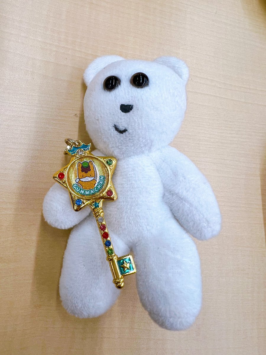 くまきちに私のぐんまちゃんキーホルダーを持たせてみた。