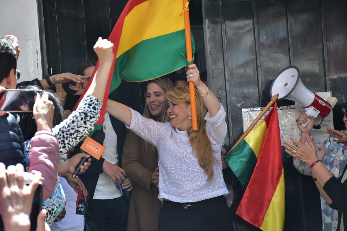 grupoeldeber's tweet photo. Así salió la expresidenta Jeanine Áñez del penal de mujeres de Miraflores, luego de casi cinco años de encarcelamiento.
📌Manténgase informado en https://t.co/WKbbxIKRSA

#ElDeber #JeanineÁñez #Bolivia #Noticias
📸APG https://t.co/UA7UTCfOZG
