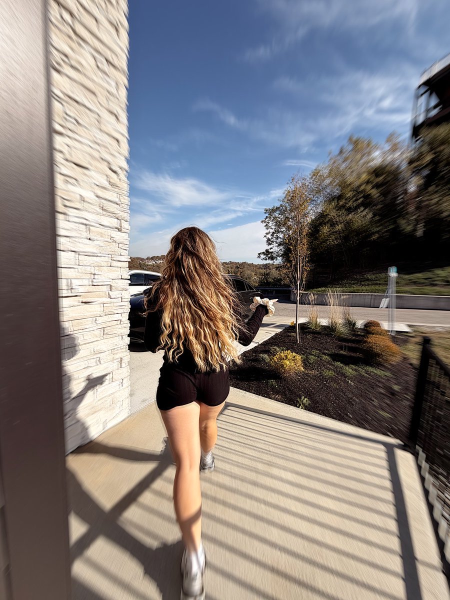 cryptoxjen's tweet image. knowing that &quot;i&apos;m possible&quot; 

means nothing is &quot;impossible&quot;

gm🫶🏼💫🌝