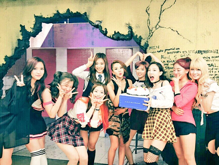 twiceoldfiles's tweet photo. 1 RETWEET/REPLY = 1 VOTE FOR TWICE!

I vote for #TWICE at #2025MAMAVOTE https://t.co/0bZTbHypZ8