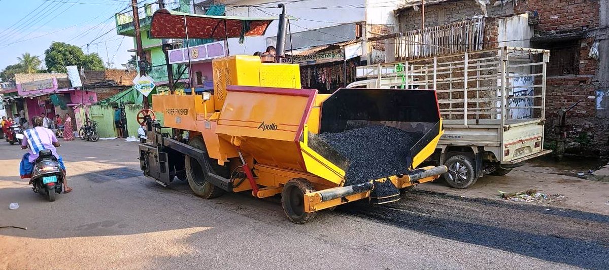 कलेक्टर श्री गोपाल वर्मा के मार्गदर्शन में कवर्धा शहर की क्षतिग्रस्त सड़कों की मरम्मत कार्य को मिली गति, लोक निर्माण विभाग द्वारा पेंच रिपेयर कार्य तेजी से किया जा रहा है।

बारिश से बने गड्ढों की मरम्मत शुरू, दिसंबर 2025 तक सभी प्रमुख मार्गों को दुरुस्त करने का लक्ष्य।