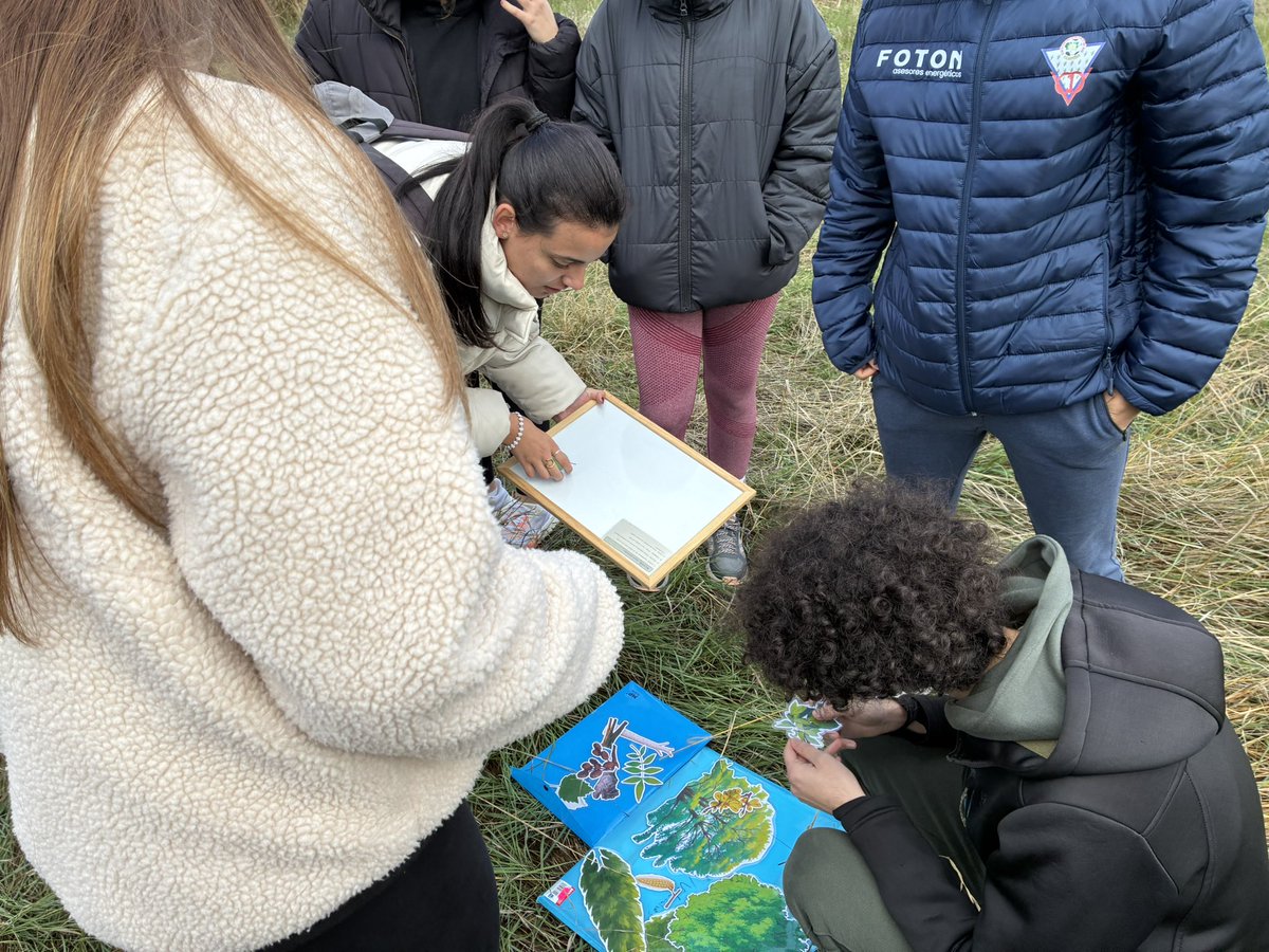 GeoDomenech's tweet photo. 🌍 Educación ambiental en acción 💧

El alumnado del Grado en Educación Primaria de la @uclm_es, la @FacultadEducCR, el @geografia_uclm y la @chguadiana ha vivido hoy una experiencia inolvidable en el Embalse del Vicario (CR). 🌿 aprendiendo a observar y sentir el territorio https://t.co/QnGUiwhMCZ