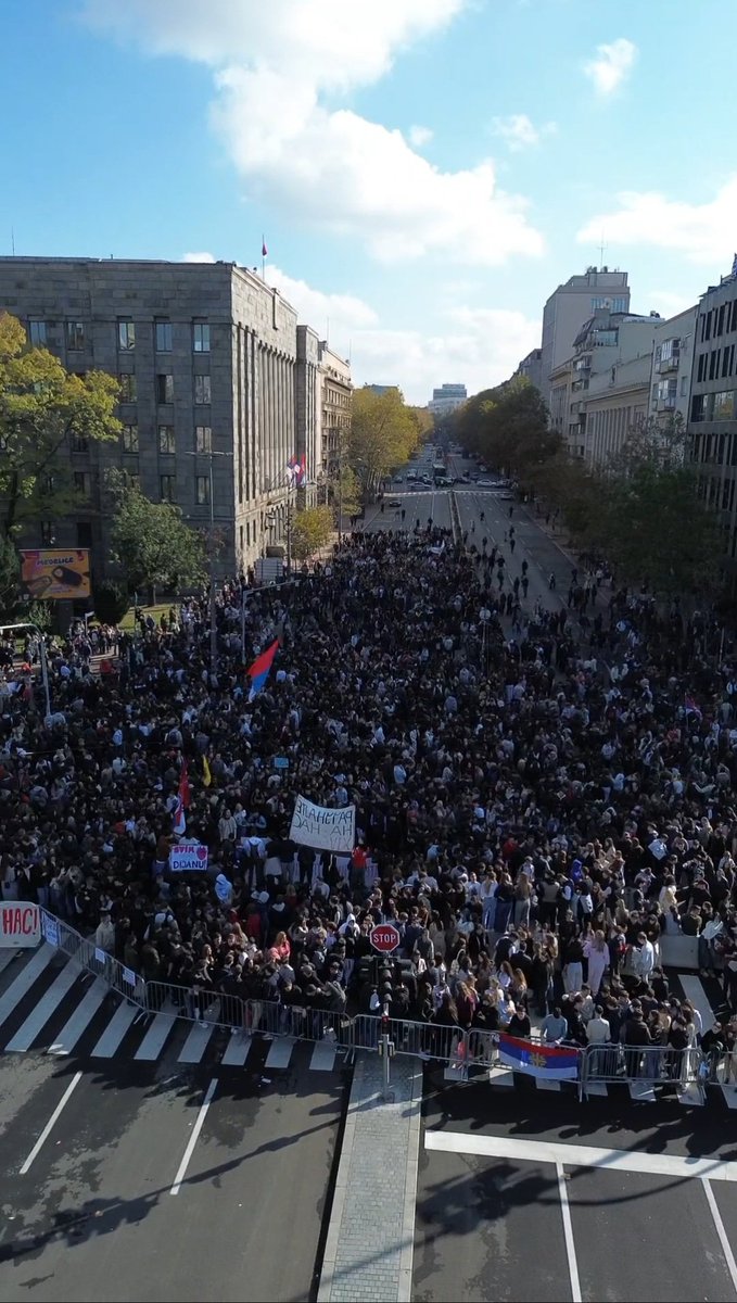 xivblokada's tweet photo. Srednjoškolci su opet na ulicama ✊️
#NisiSama #RacunajteNaNas https://t.co/nINQnQqsXq