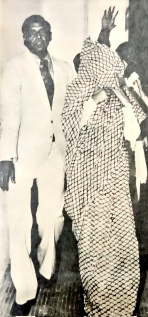 SadhaMaanus's tweet image. ये इंदिरा गांधी हैं जो #वोट_चोरी मामले में दोषी ठहराए जाने के बाद अदालत से बाहर निकल रही हैं।