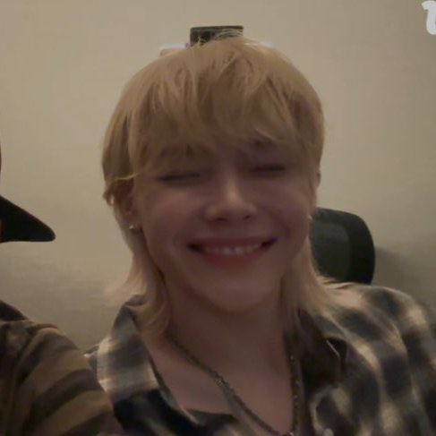 endtoweno's tweet photo. practicing his smile for months :( making sure he looks approachable :( reminds me of when he said the language barrier gave ppl the wrong impression of him but he just couldn’t communicate :( oh my sweetie pie💔 https://t.co/2THciAZALl