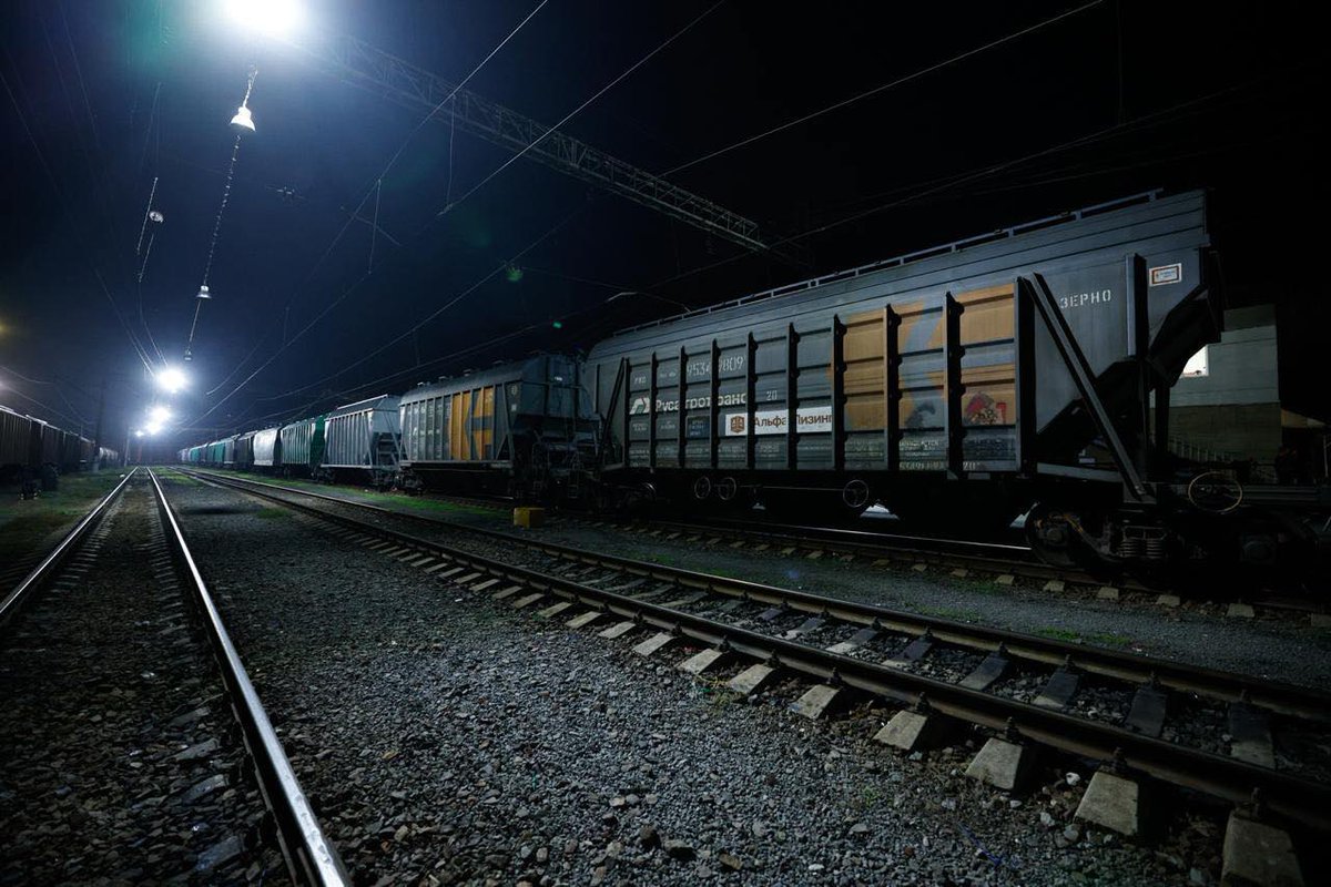 🇦🇲🇦🇿 Transit routes between Armenia and Azerbaijan are active again for the first time in 30 years

Kazakhstan has sent its first shipment of wheat, about 1,000 tons, to Armenia through Azerbaijan, marking a historic reopening of trade routes cut off since the Karabakh conflict.