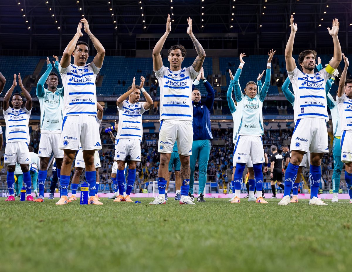 lucasbubols's tweet photo. Obrigado, @cruzeiro, pela confiança no meu trabalho de ser, outra vez, o fotógrafo oficial de vocês em Porto Alegre. A todos presentes na última noite, meu mais sincero agradecimento pela cordialidade e profissionalismo. https://t.co/724PVgOaAb