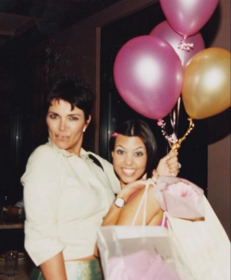 planetKourt's tweet photo. ❤️ @kourtneykardash @KrisJenner https://t.co/oHhG8EOcls