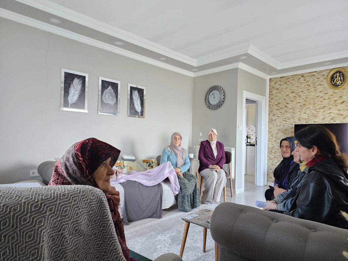 İl Kadın Kolları Başkanımız Nuran Alim, İl Kadın Kolları Teşkilat Başkanımız ve İl Kadın Kolları Yönetim Kurulu Üyemiz ile birlikte Küçükköy ve Bıldırcın köylerinde üye çalışması ve hasta ziyareti gerçekleştirdik.