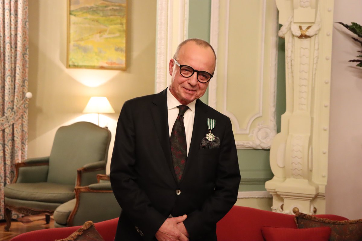 🇫🇷 Vēstnieks <a href="/MinistereCC/">Ministère de la Culture 🇫🇷</a> vārdā priecājās pasniegt  Francijas Nacionālā ordeņa mākslā un literatūrā apbalvojumus trim 🇱🇻 kultūras personībām - Baibai Uburģei, Jurim Dambim un Kristapam Zariņam -  par viņu īpašo ieguldījumu Francijas kultūras starptautiskajā atpazīstamībā! ✨