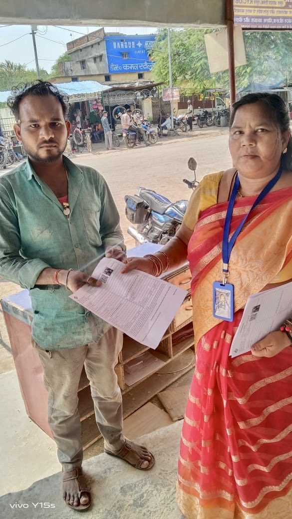 कलेक्टर श्री गोपाल वर्मा के मार्गदर्शन में जिले में मतदाता सूची का विशेष गहन पुनरीक्षण कार्य प्रारंभ, बीएलओ घर-घर जाकर मतदाताओं का सत्यापन और गणना फॉर्म भर रहे हैं।

4 दिसंबर तक चलेगा सर्वे अभियान, 6 चरणों में पूरा होगा पुनरीक्षण — अंतिम मतदाता सूची 7 फरवरी 2026 को होगी प्रकाश