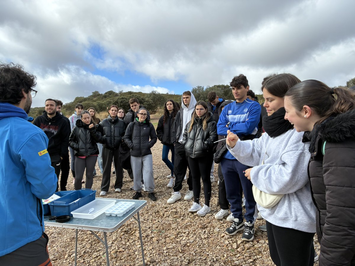 GeoDomenech's tweet photo. En un entorno único, descubrimos el valor ecológico y social del río Guadiana, comprendiendo cómo la naturaleza y las personas están profundamente conectadas. 🌊🌾

Organiza el @geografia_uclm, junto a la @chguadiana y el Departamento de Didáctica de las Ciencias Experimentales. https://t.co/lfsAJrUNR9
