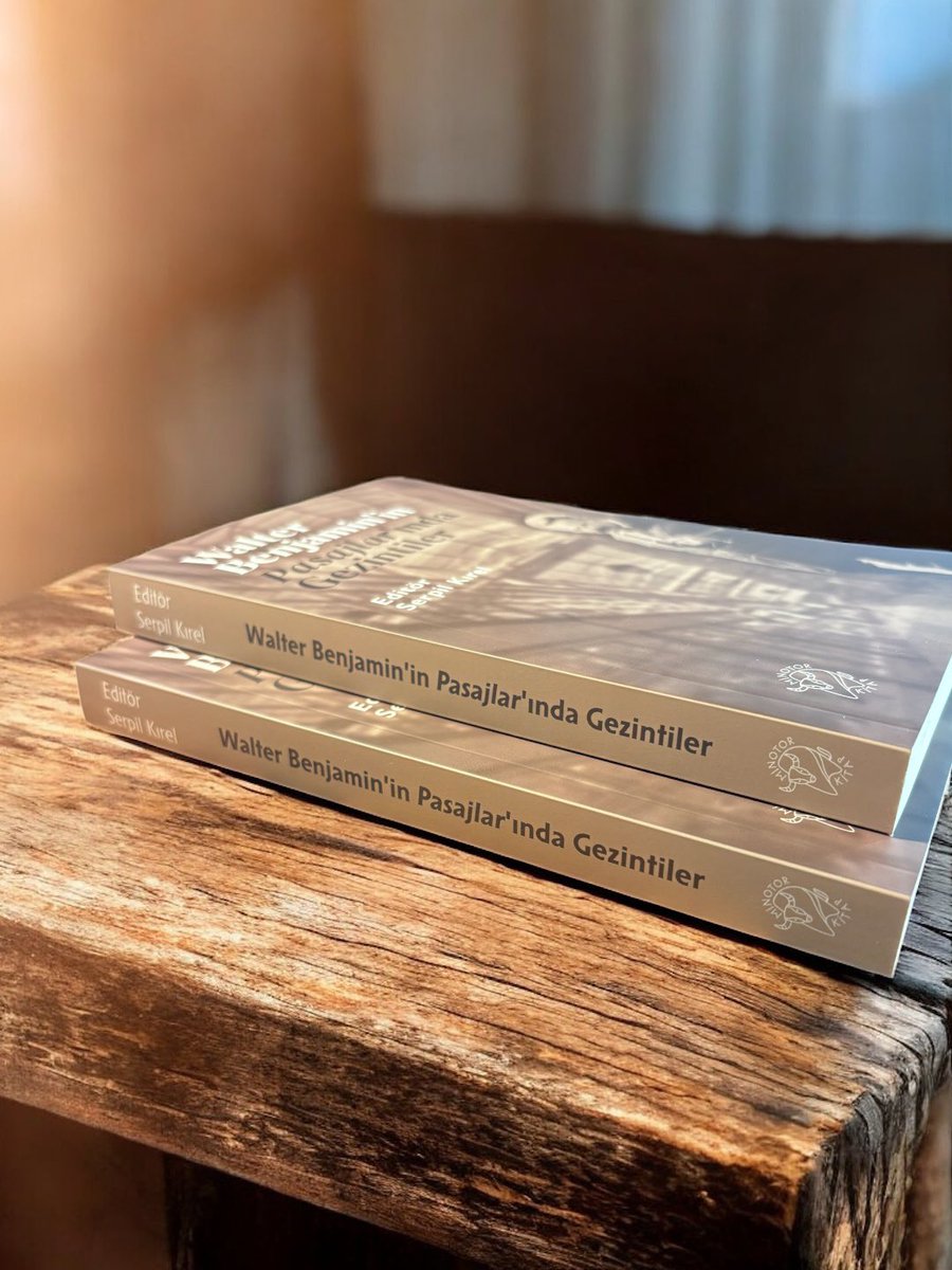 Yazınsal pasajlardan oluşan metnin ele aldığı ana konulardan pasajlar, yapımından gündelik hayattaki kullanımına dek varlıklarıyla yaşanan güne dair sırlar, sözler ve sesler fısıldar. Benjamin tüm pasajların kapısını âdeta bizler için aralık bırakır.
#MinotorKitap #WalterBenjamin