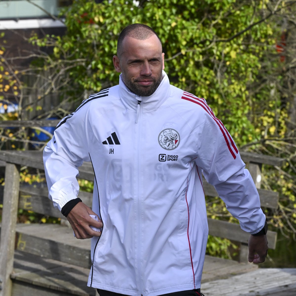 bpthaber's tweet photo. Ajax Teknik Direktörü John Heitinga, Galatasaray maçının ardından kovuldu. https://t.co/hACSqwtfet