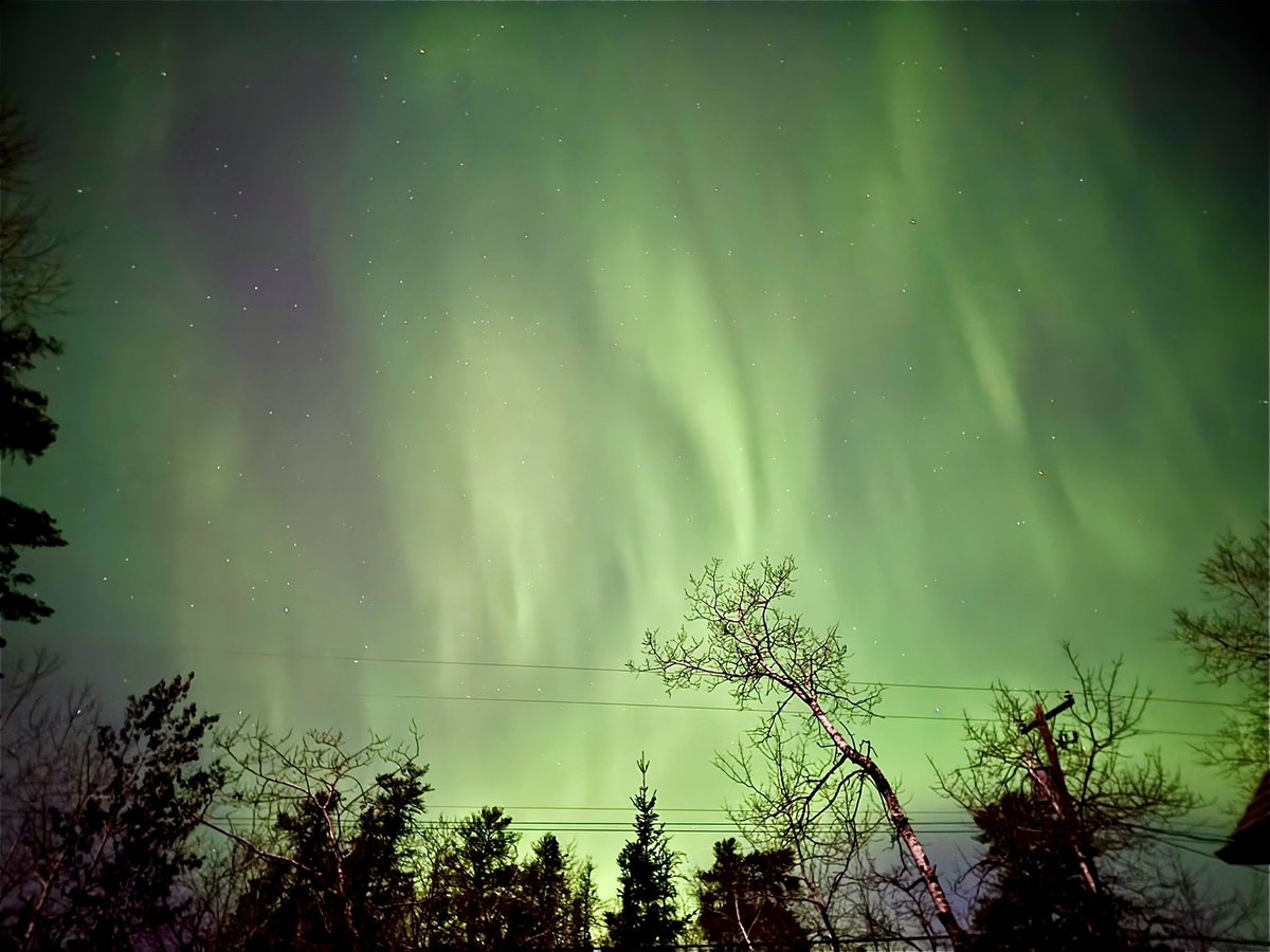 AmandaBuhse's tweet photo. The northern lights with the full moon were absolutely brilliant last night over Brereton Lake! 😍 #northernlights #mbweather #manitoba #weather https://t.co/0sM82cGGZP