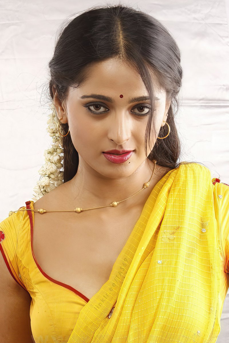 TrendsAnushka's tweet photo. Doing a Film like #Vedam right after Arundhati is such a bold move and Queen #AnushkaShetty did it effortlessly 🌟

#HBDAnushkaShetty https://t.co/wZwEosjmvK