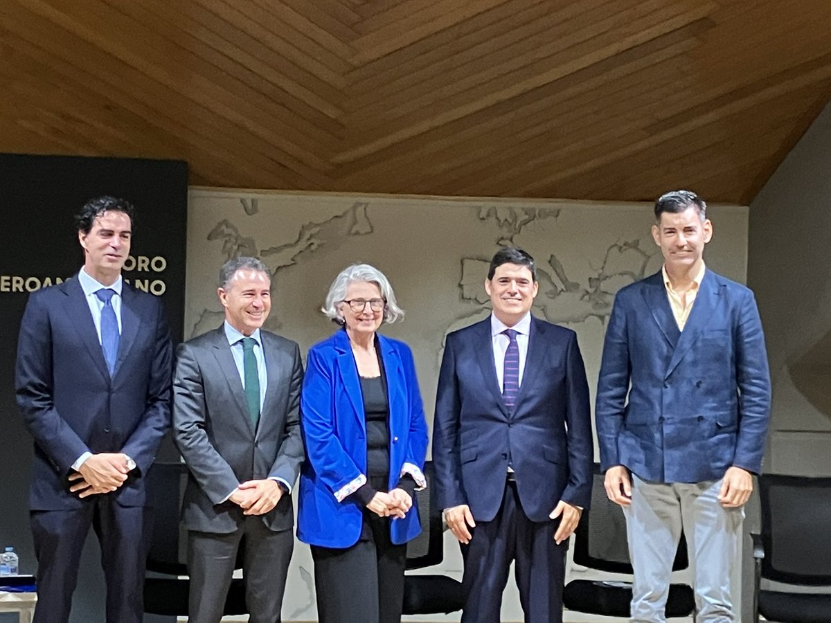 AOTransporte's tweet photo. AOT presente en el II Foro de Logística y Transporte.
Intervención de José Antonio Román (Transroman), miembro de nuestra Junta, en la mesa técnica.
Huelva es nodo, no periferia. Seguimos empujando alianzas y competitividad.
#AOT #Huelva #Logística #Transporte #Intermodalidad https://t.co/V7Swb5hTJo