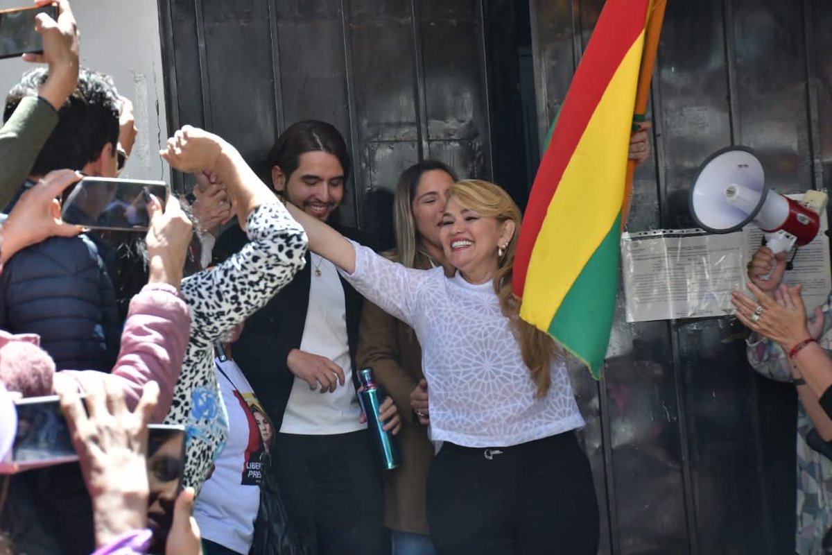 marceloclaure's tweet photo. .@JeanineAnez está en libertad.🇧🇴
¡Se hizo justicia!⚖️ https://t.co/TcT1KH2eq7