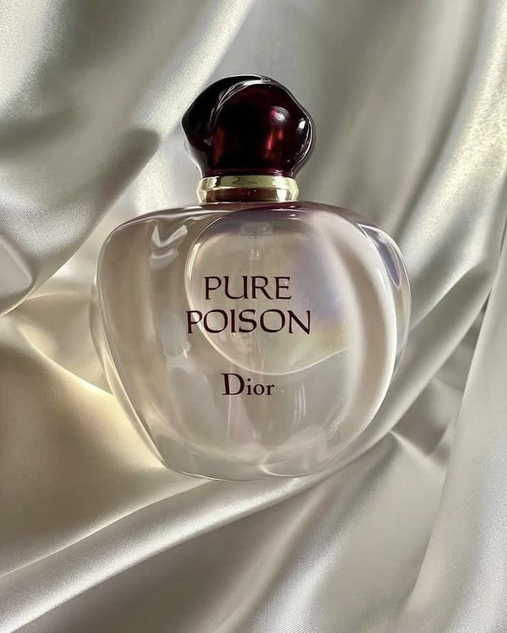 عطر ناعم يعبّر عن الأنوثة بكل هدوء 
تفوح منه رائحة الزهور البيضاء بنعومة،
ويمتزج فيها المسك والعنبر بلمسة راقية ما تُنسى 

إحساس نظيف، راقٍ، ومريح…
زي لحظة صفاء ما ودّك تنتهي 👑

| كودك: Moa 🛒