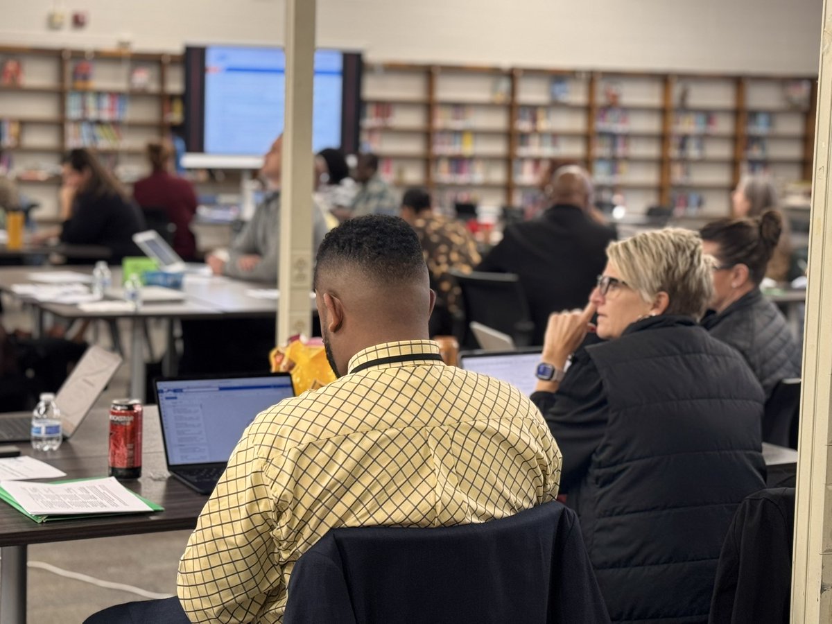 chambersjpc's tweet photo. @andrew_strope, #ThankYou for kicking off today’s @IPSSchools #SchoolLeader #Learning!
#Gratitude #TeamIPS #Strategic #IPSDistrictPD #WatchUsWork #WatchUsLearn https://t.co/7yR6cR1Aey