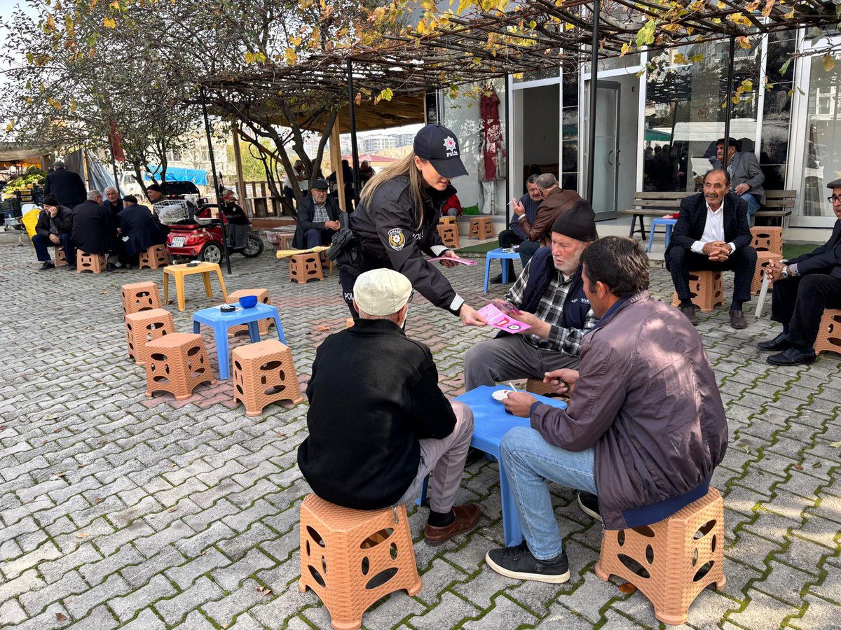 KavakKaymakaml's tweet photo. Kavak İlçe Emniyet Müdürlüğü ekiplerimizce *Toplum Destekli Polislik çalışmaları* kapsamında,

İlçe merkezinde kurulan *halk pazarında* toplam *168* vatandaşımıza,

*İletişim Yoluyla Dolandırıcılık ve Evden Hırsızlık* konularında bilgilendirme faaliyetinde bulunulmuş ve broşür dağıtımı yapılmıştır.

@TCSamsunValilik