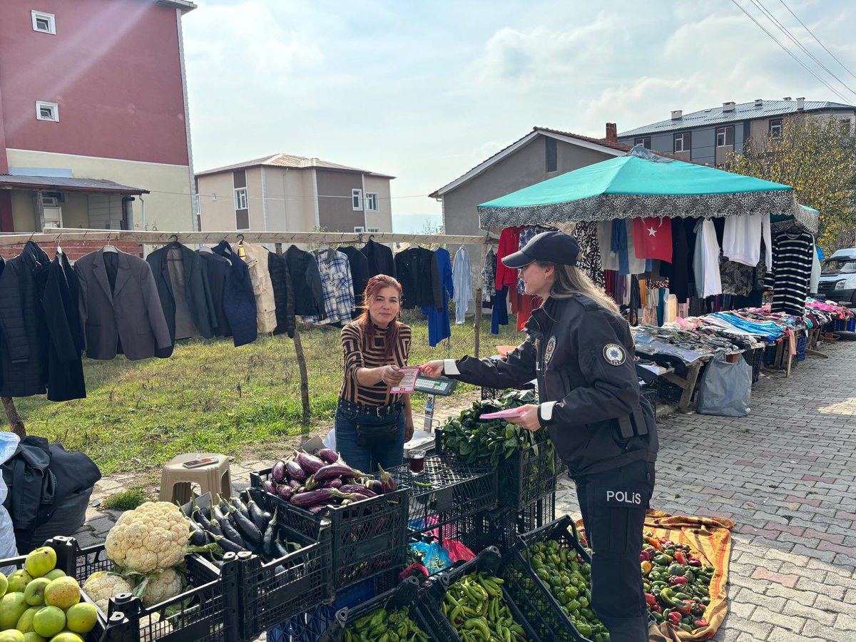 KavakKaymakaml's tweet photo. Kavak İlçe Emniyet Müdürlüğü ekiplerimizce *Toplum Destekli Polislik çalışmaları* kapsamında,

İlçe merkezinde kurulan *halk pazarında* toplam *168* vatandaşımıza,

*İletişim Yoluyla Dolandırıcılık ve Evden Hırsızlık* konularında bilgilendirme faaliyetinde bulunulmuş ve broşür dağıtımı yapılmıştır.

@TCSamsunValilik