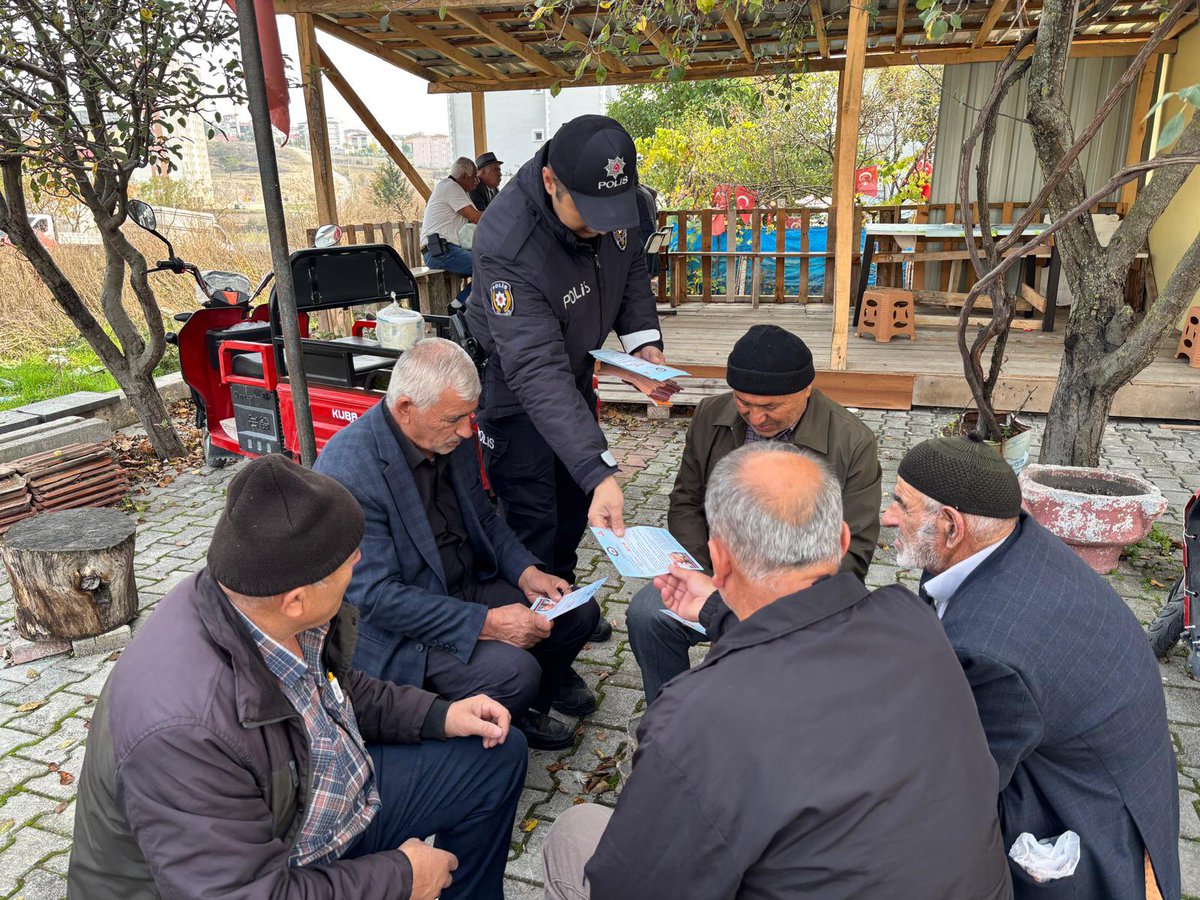 KavakKaymakaml's tweet photo. Kavak İlçe Emniyet Müdürlüğü ekiplerimizce *Toplum Destekli Polislik çalışmaları* kapsamında,

İlçe merkezinde kurulan *halk pazarında* toplam *168* vatandaşımıza,

*İletişim Yoluyla Dolandırıcılık ve Evden Hırsızlık* konularında bilgilendirme faaliyetinde bulunulmuş ve broşür dağıtımı yapılmıştır.

@TCSamsunValilik