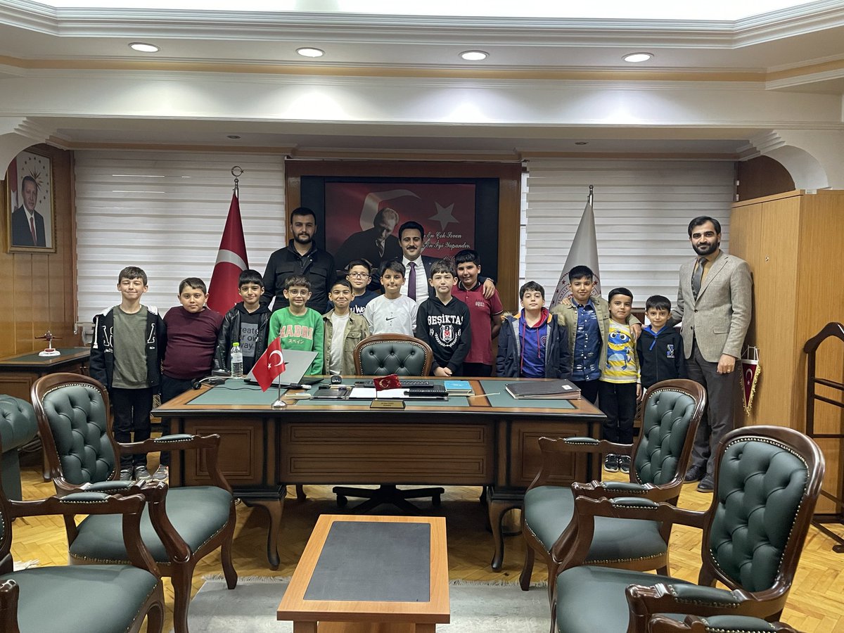 İlçe Müftülüğümüzün koordinesinde okul çıkışlarında din eğitimi alan öğrencilerimiz, İlçe Müftümüz eşliğinde Kaymakamımız Sayın Ali Emre TEKİN’i makamında ziyaret ettiler.

Ziyarette öğrencilerimiz, derslerde edindikleri bilgi ve kazanımları paylaştılar.